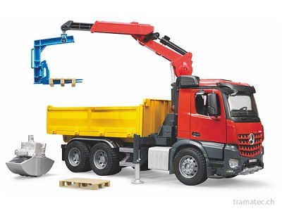 Bruder MBArocs Baustellen-LKW mit Kran, Schaufelgreifer, Palettengabeln und 2 Paletten - 03651